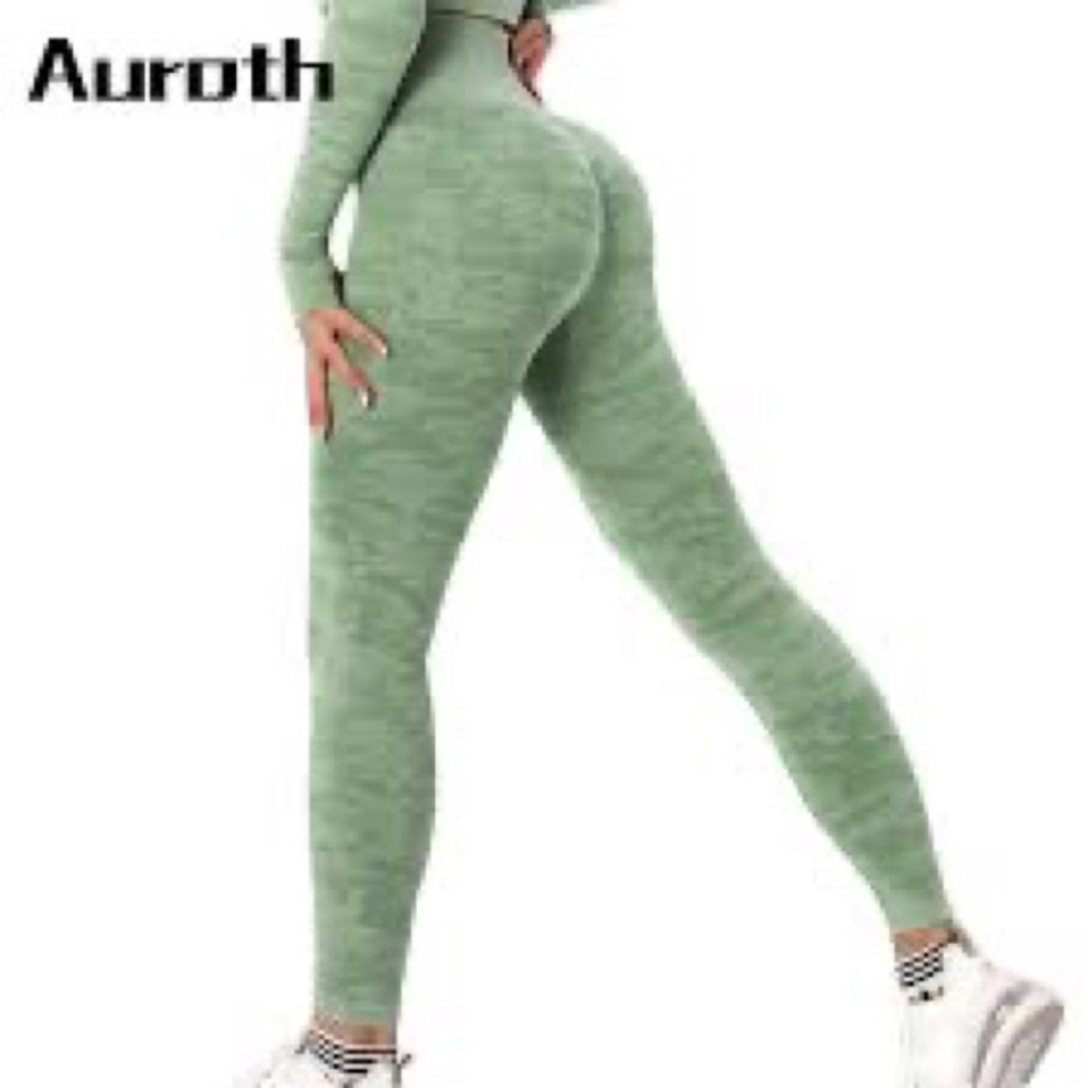 ⭐️NWT⭐️ TikTok Green Camouflage Scrunch But Leggings Small